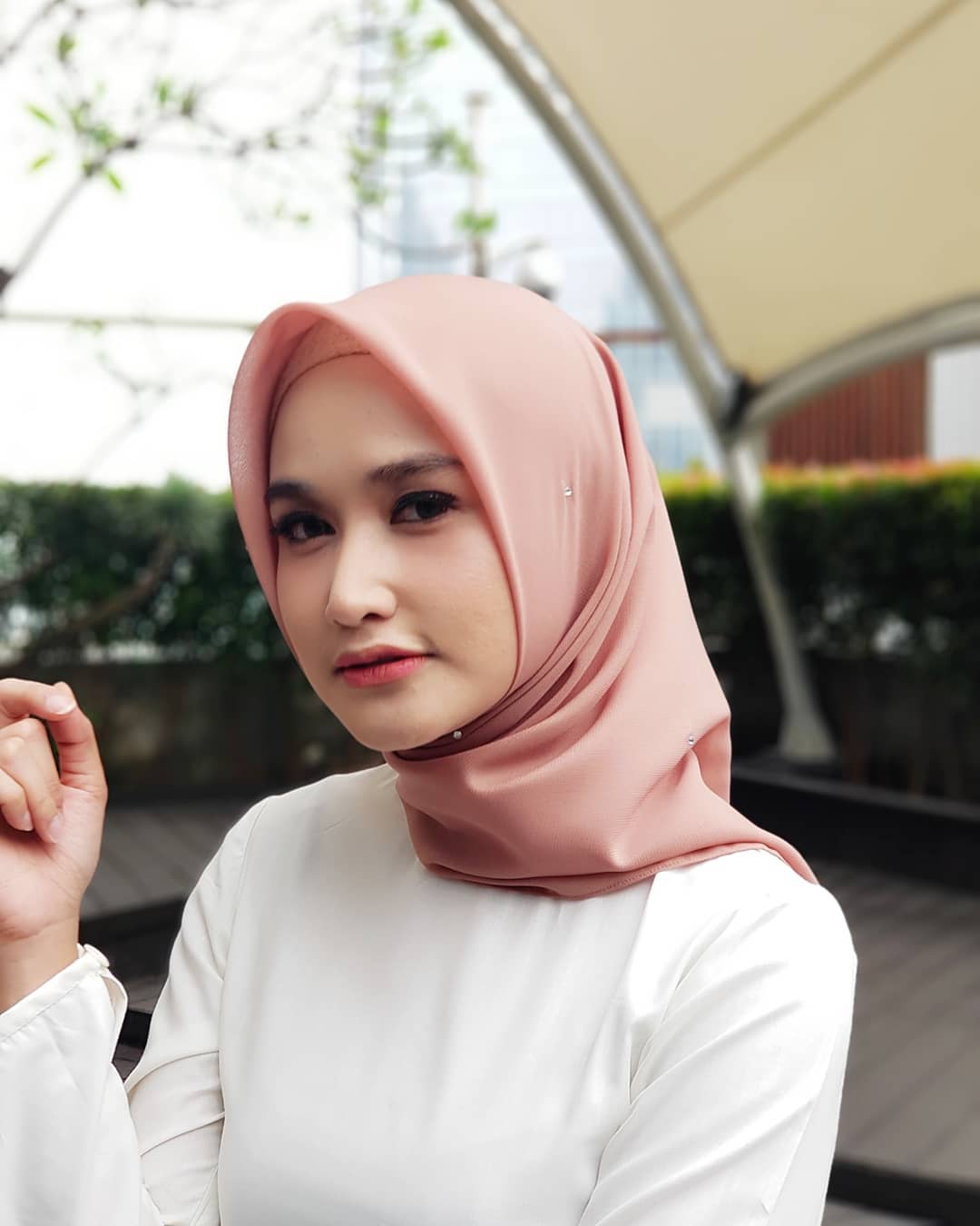 Mengintip isi Makeup Pouch Rikha Indriaswari - Scarf Media