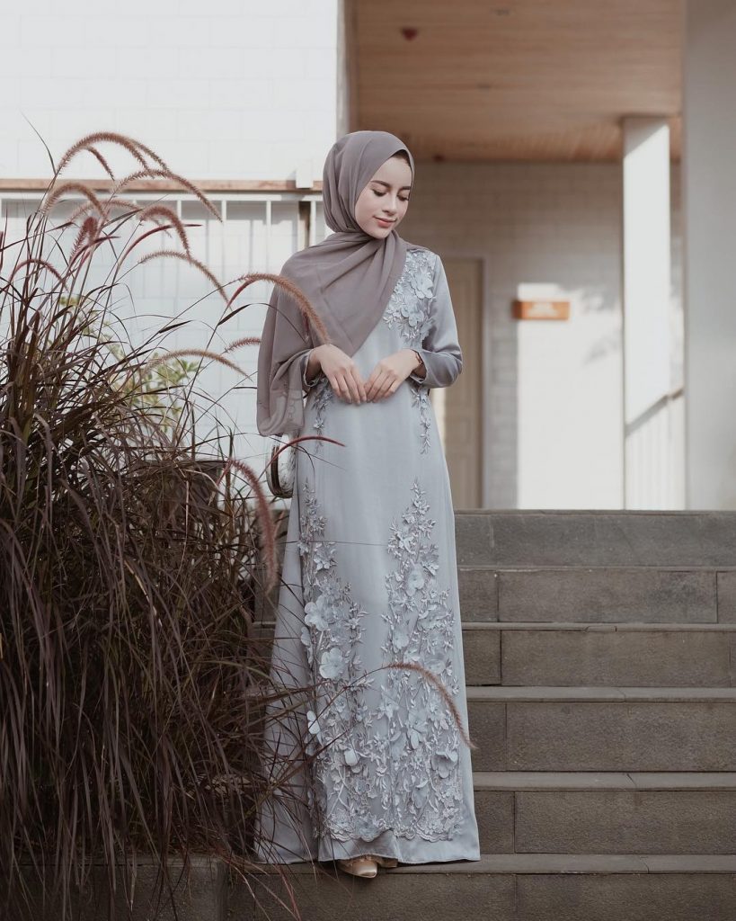 7 Inspirasi Tampilan Pesta ala Aghnia Punjabi Scarf Media