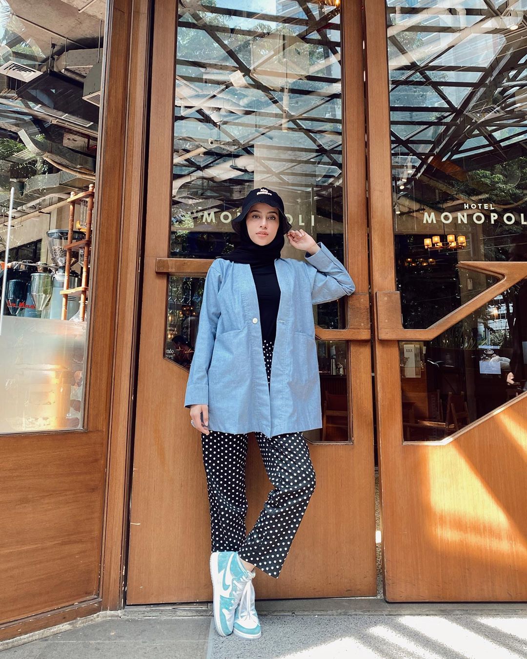 Inspirasi Memadukan Bucket Hat dengan 