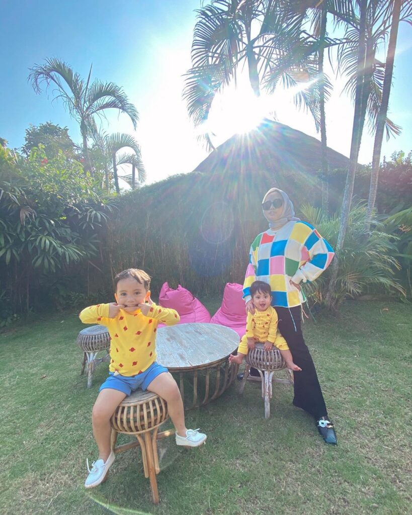 Hatifa Razee Inspirasi Gaya Busana Selebgram Saat Bersama Si Kecil - Scarf Media