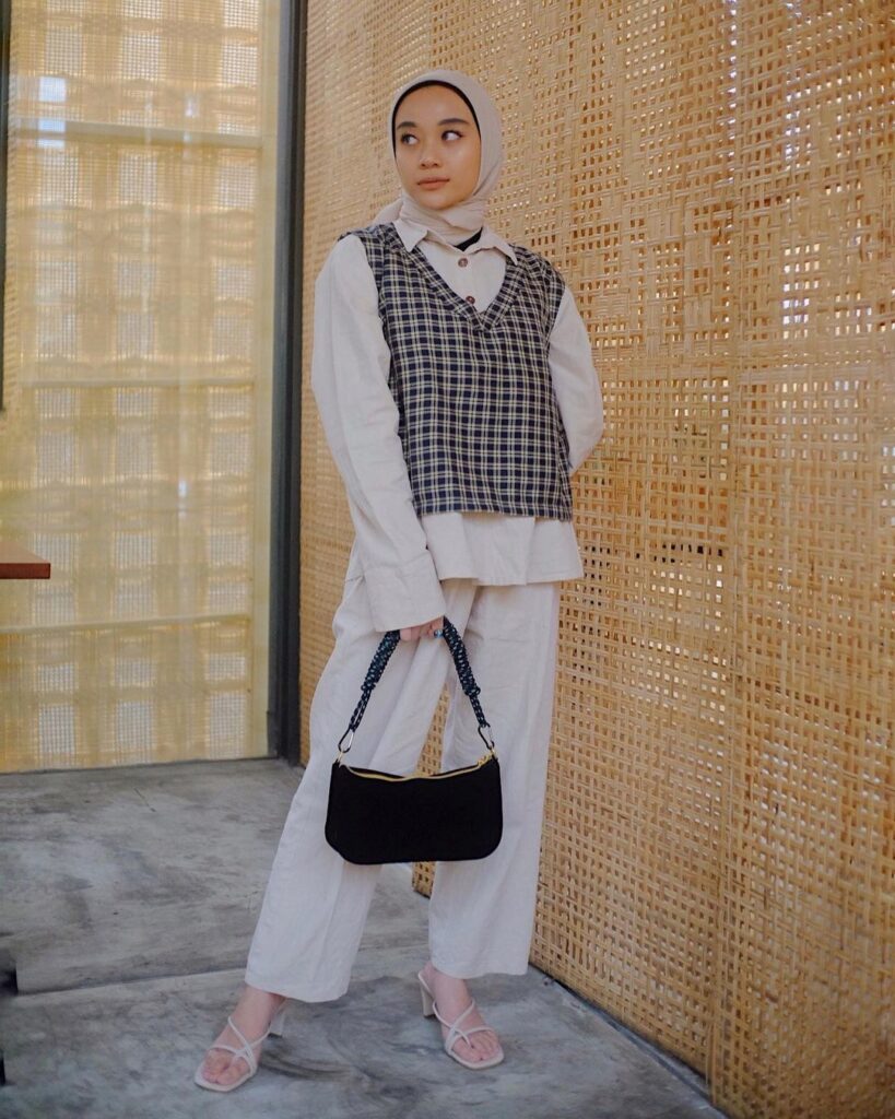 Tips Memakai Kemeja Putih Oversize Biar Makin Stylish - Scarf Media