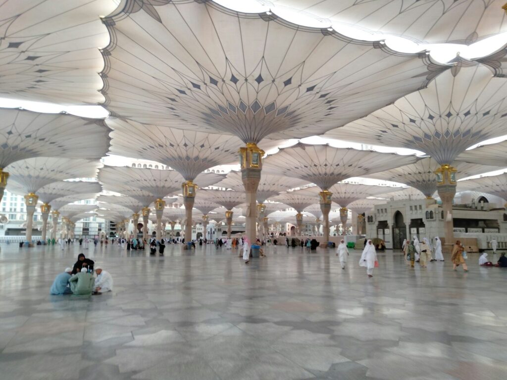 Travel umrah resmi untuk keluarga saat berada di Masjidil Haram