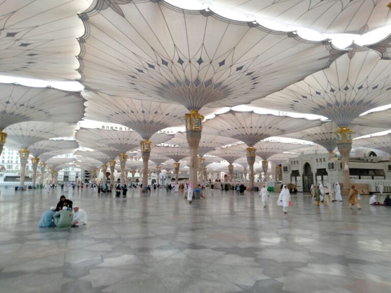Travel umrah resmi untuk keluarga saat berada di Masjidil Haram